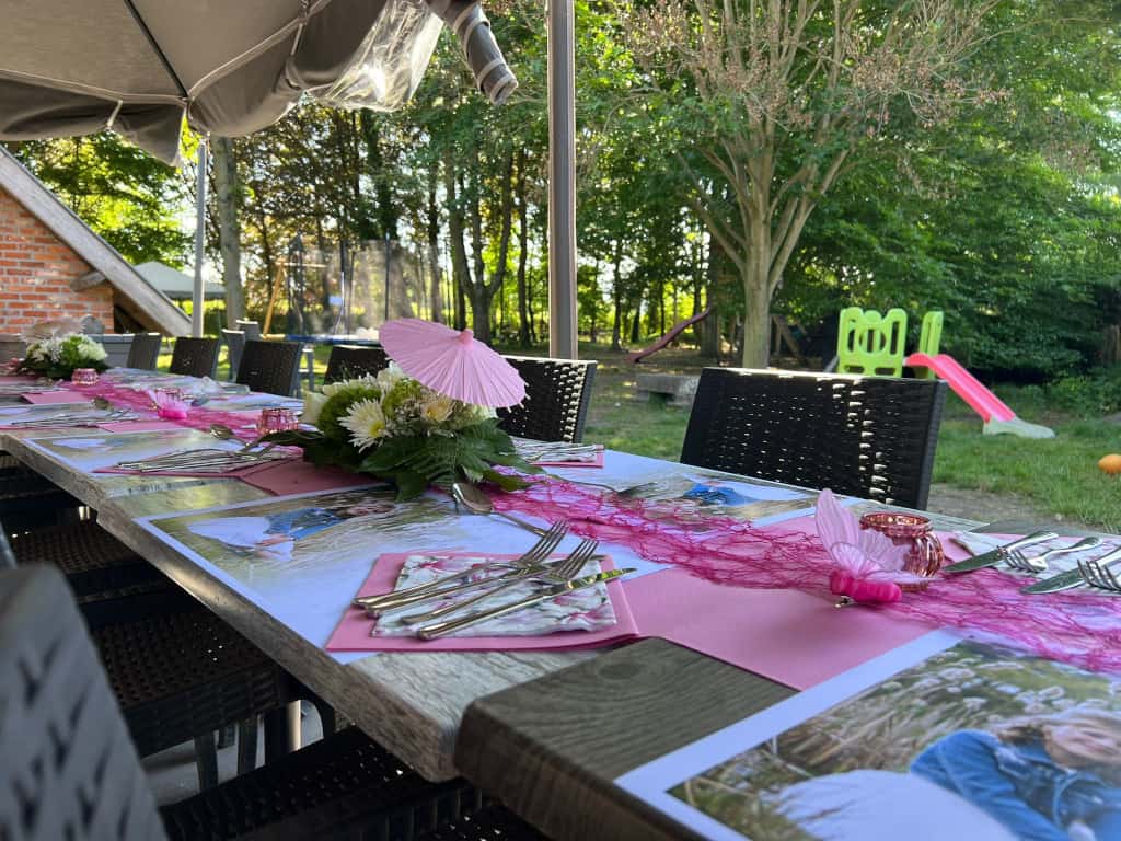 Terras met zicht op tuin Brasserie Lemmensmolen Terras met zicht op tuin Brasserie Lemmensmolen